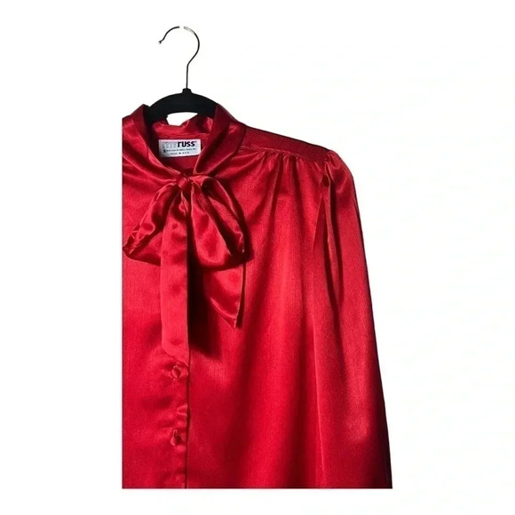 1376. VINTAGE 80’ SATIN POLY PUSSYBOW BLOUSE BY RRRRRUSS RED COLOR BUTTON DOWN - Picture 2 of 9